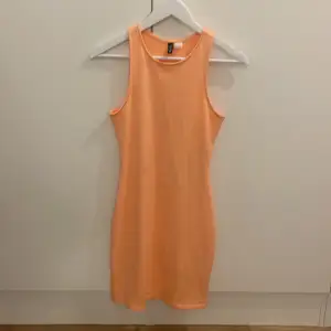 Aprikos färgad klänning, använd men i bra skick. 