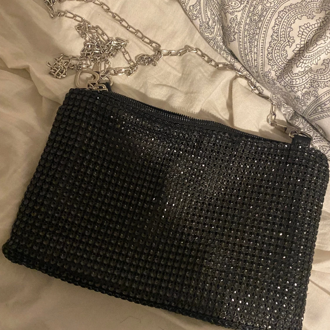 Glittrig axelbandsväska - 91