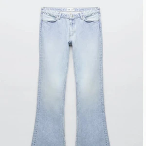 LJUSBLÅ ZARA JEANS LÅGMIDJADE  - Hallåj! Säljer dessa sjukt snygga lågmidjade jeansen ifrån Zara. Jag har själv köpt dem här på PLICK men väljer att sälja vidare dem då jag använder dem sällan, annars superfina! Passformen är jätte smickrande, dock mycket mer en 36 än 38. Nyskick!!💕