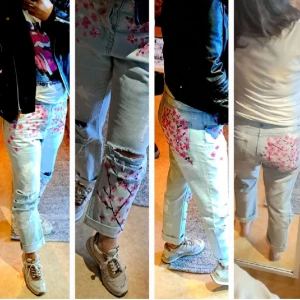 Jeans med körsbärsblommor - Storlek 40, coola handpainted körsbärsblommor.