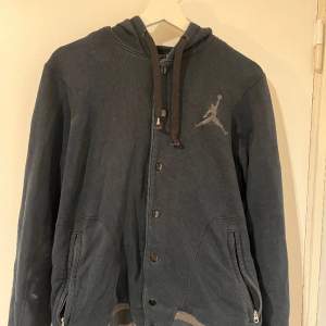 Jordan vintage hoodie i mörkblå tvättad färg.  Använd en del och märke finns på höger inner-ärm som visas på vild.  Annars inga andra defekter