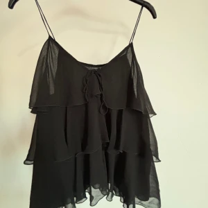 Svart volanglinne🍸💕 - Jättefin topp från zara i nyskick endast använd en gång💕Säljer för jag redan har en liknande🍸Storleken är L men passar mig som vanligtvis har S (se bild)🙌🏼Slutsåld online