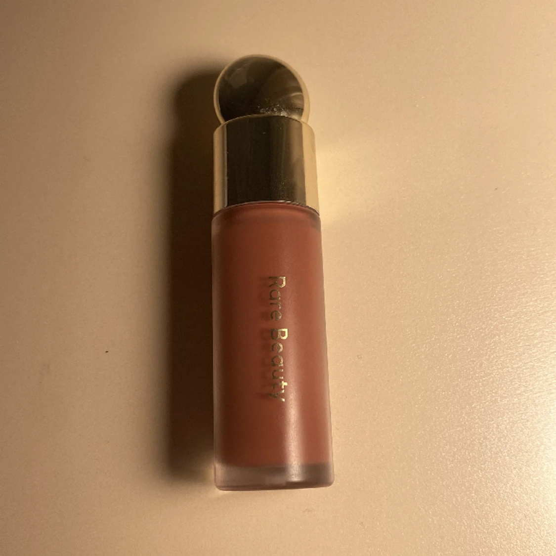 Rare Beauty i färgen Believe 