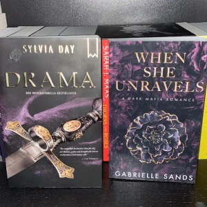 Böcker - Två böcker. Boken till vänster är lite förstörd av en prislapp medan den till vänster är i perfekt skick. 60 kr var