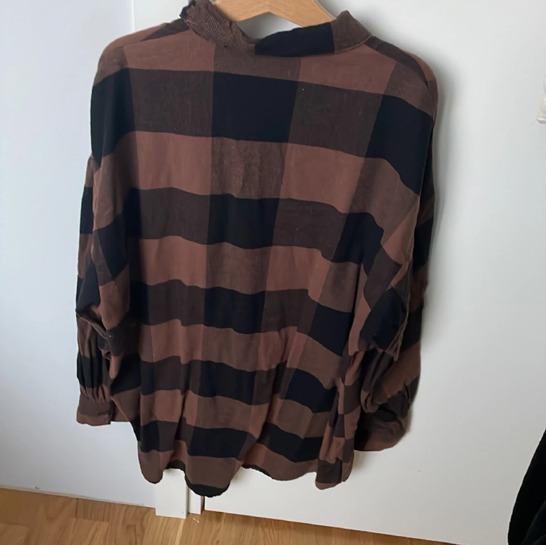 Brun och svart rutig skjorta  - 90