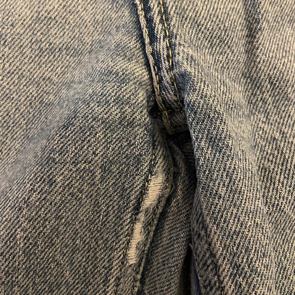 Säljer dessa jeans då de blivit försmå💕 pris kan diskuteras och de är i gott skick❣️ hör av er vid frågor mm💕 Nypris ~250. Jeans & Byxor.