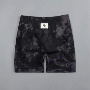 Nästan helt nya Darc Sport Katya Seamless Shorts i färgen Big Purple Night Marble. Endast använda en gång. Säljs inte längre på deras hemsida. Storlek: Medium Kan skicka fler bilder på begäran! 💕