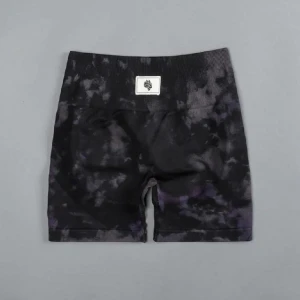 Darc Sport: Katya Shorts - Nästan helt nya Darc Sport Katya Seamless Shorts i färgen Big Purple Night Marble. Endast använda en gång. Säljs inte längre på deras hemsida. Storlek: Medium Kan skicka fler bilder på begäran! 💕