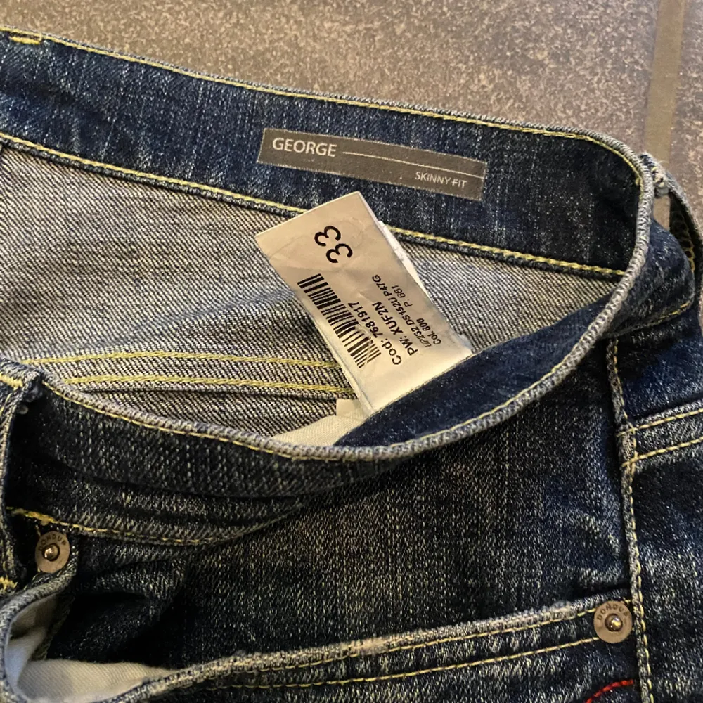 Tjena säljer dessa sjukt snygga dondup jeansen i modellen george. Väldigt bra skick o stl 33. Vid minsta fundering är det bara att höra av sig🙌. Jeans & Byxor.