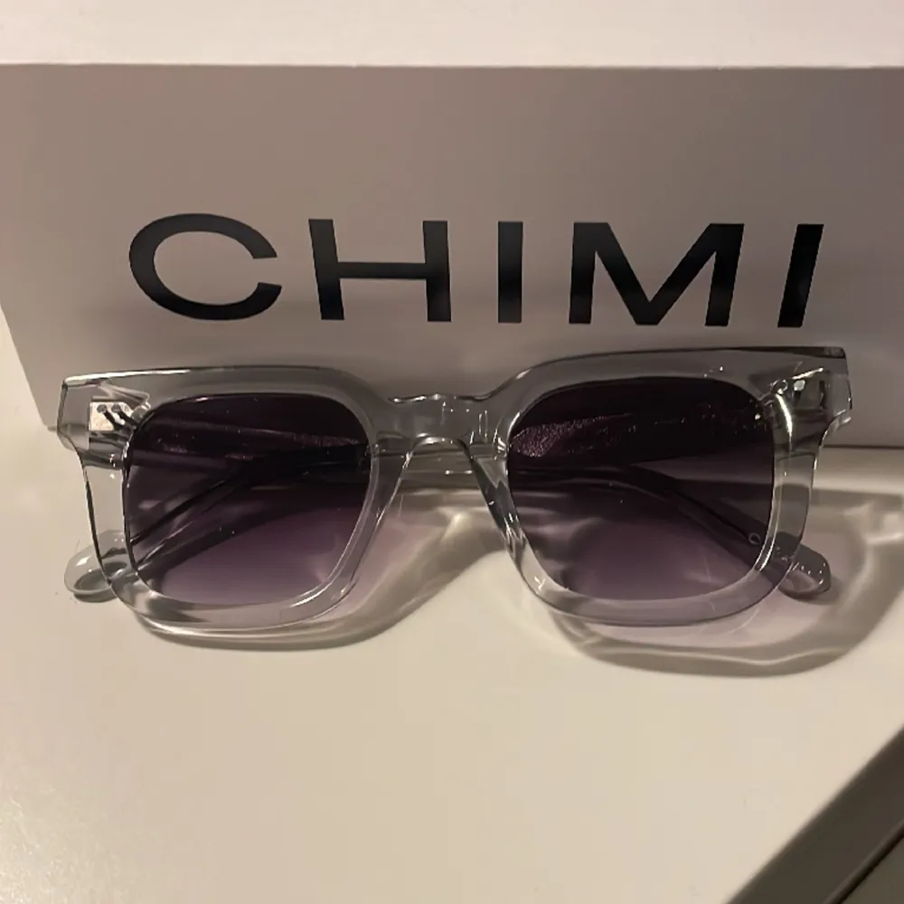 Hej, jag säljer nu mina Chimi 04 som är använda 2 gånger då jag fick ett par Raybans. De är köpta från Chimi för 1250kr, mitt pris 799kr. Påsen till dem är försvunnen. Mer frågor ställer ni privat. Mvh Melvin. Muu.