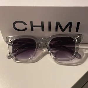 Chimi 04 Grå - Hej, jag säljer nu mina Chimi 04 som är använda 2 gånger då jag fick ett par Raybans. De är köpta från Chimi för 1250kr, mitt pris 799kr. Påsen till dem är försvunnen. Mer frågor ställer ni privat.  Mvh Melvin