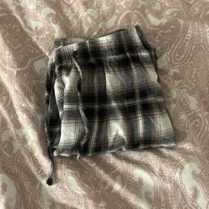 Pyjamas - Någon intresserad av dessa rutiga pyjamas byxor i storlek M! Har använt ett par gånger men är förstora för mig dom själv har  S. Skriv för mer eller bättre bilder🤍🤎