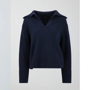 Stickad tröja  - En marinkblå tröja i bra skick använd fåtal gånger.(ny pris 400)