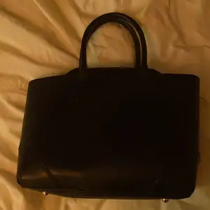 Väska köpt på okänd märke som inte används Pouch och strap ingår