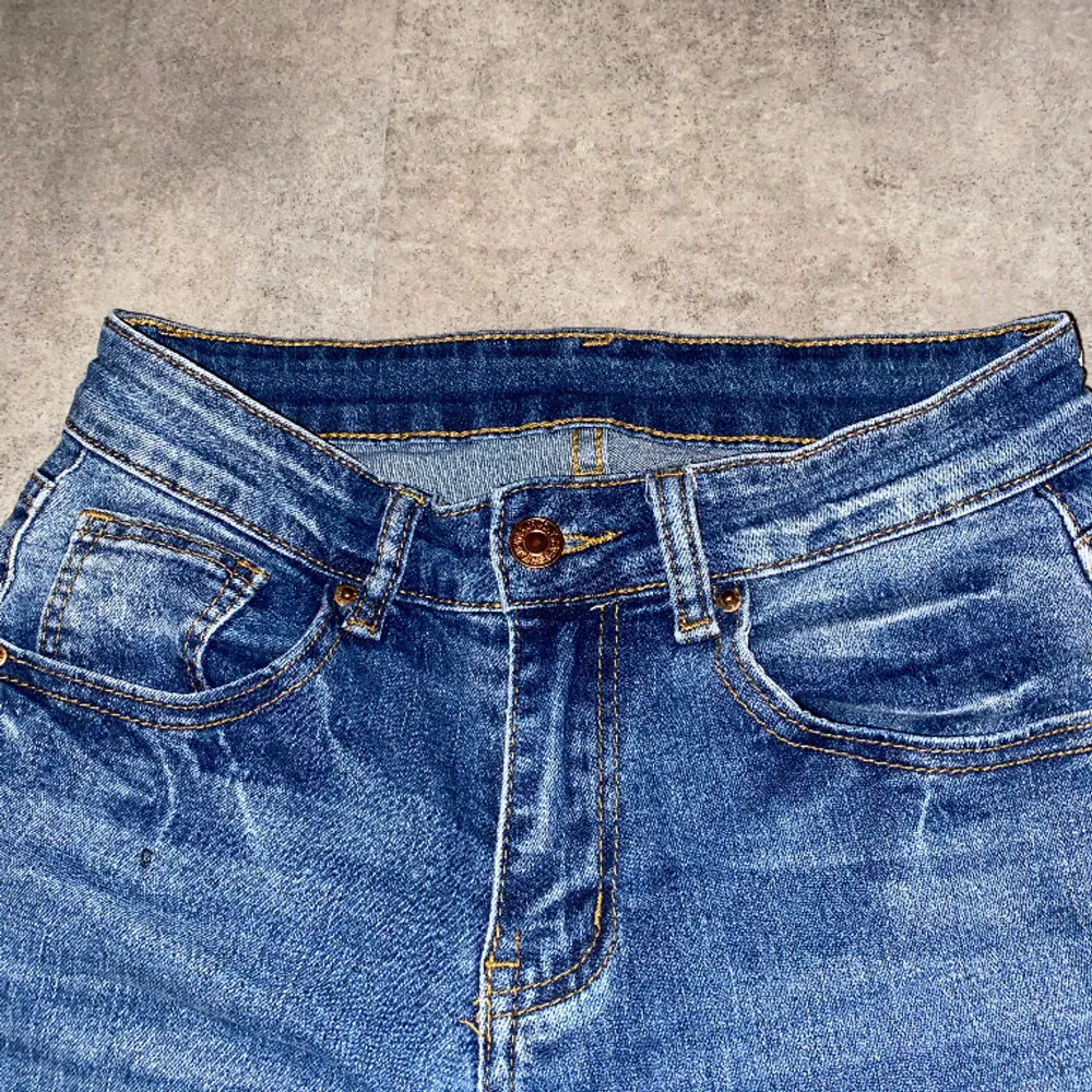 Säljer dessa lowaist blå jeans pga att jag inte använder dessa längre. men själv tycker jag att det är i väldigt bra skick🥰. Jeans & Byxor.