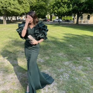 Balklänning/ festklänning  - Jätte häftigt balklänning i storlek s. Mörkgrön med slit. Finns det att hämtas/ provas i Flen. ( har oxå matchande klackar i samma färg st.36, skicka då vid intresse ☺️) Priset är diskuterbar vid snabb affär.  Kan spåras, köparen står för frakten då!