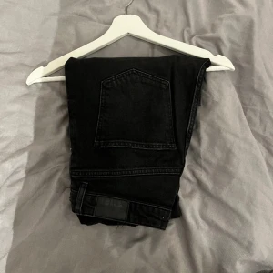 Jeans - Jeans från Gina, superfina har bara inte kommit till användning, de är inte helt svarta utan lite grå/svart tvätt!! Högmidjade och med slits nedtill!!!