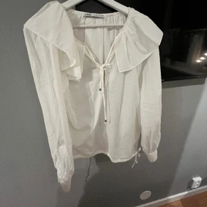 Blus från Zara - Blus från Zara men rosettknytning på sidan!!! Superfin och knappt använd!!!