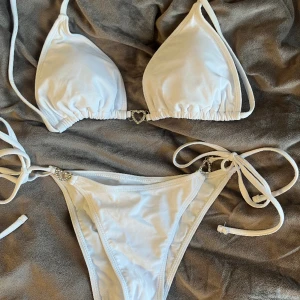 bikini - jättefin strass bikini med hjärtdetaljer🫶🏼 aldrig använd