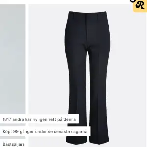 Säljer jätte fina svarta kostymbyxor från bikbok i jätte fint skick, endast använd nån gång. Är i modell Vilma. Säljer pågrund av att jag köpte fel modell. Dem är medelhöga i midjan. Skriv om du undrar något eller vill ha fler bilder💕