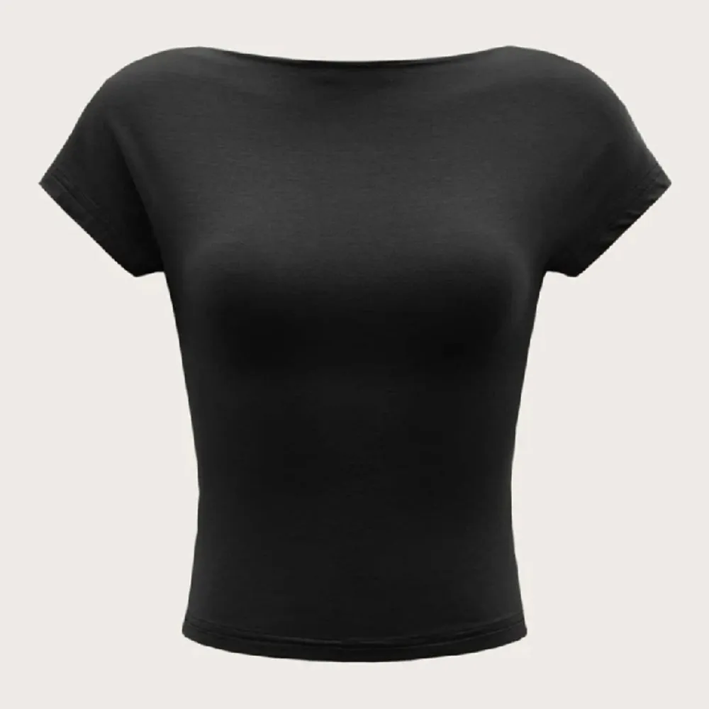 En svart lite kortare tröja med öppen rygg från shein💗 i storlek S passar S/M😙. Toppar.