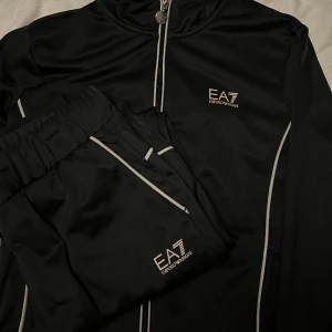 EA7 tracksuit - En EA7 tracksuit i fint skick