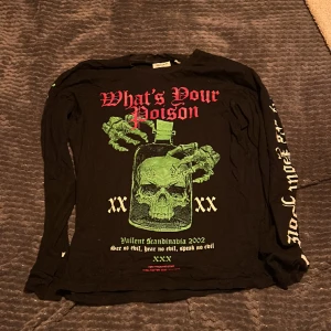 Långarmad t shirt ”Poison” - Sitter som en M Säljs inte längre i butik