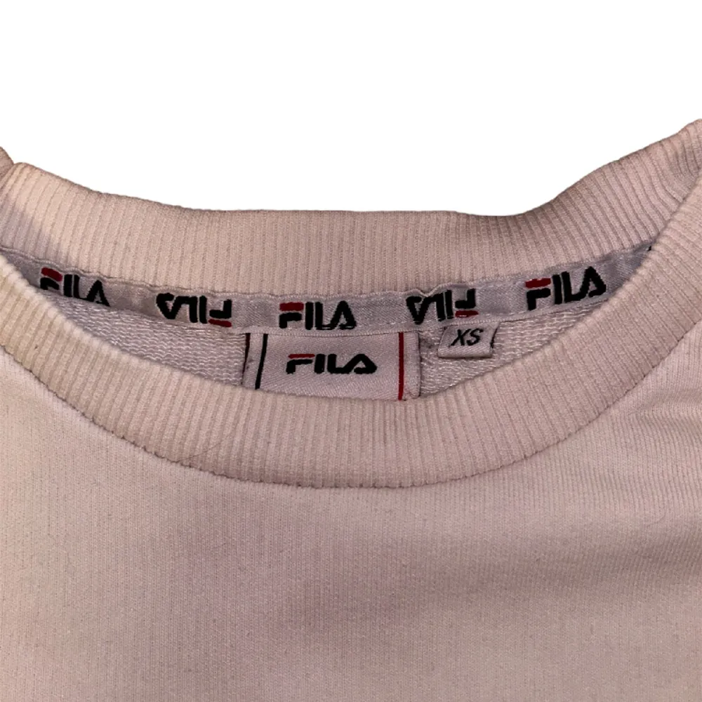 Tjena säljer denna Fila-tröjan, otorligt bra skick. Sitter lite stor i storleken. :). Tröjor & Koftor.