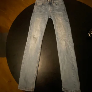 Simpla, straight Blå Jeans - Sköna, bekväma straight blå Jeans. De sitter precis vid höften, så midwaist Jeans!