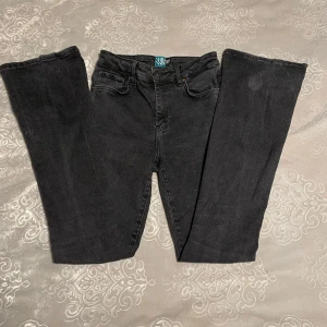 svarta bootcut jeans  - bra skick, säljer för att de är för långa på mig.  32cm midja 81cm innerbenslängd