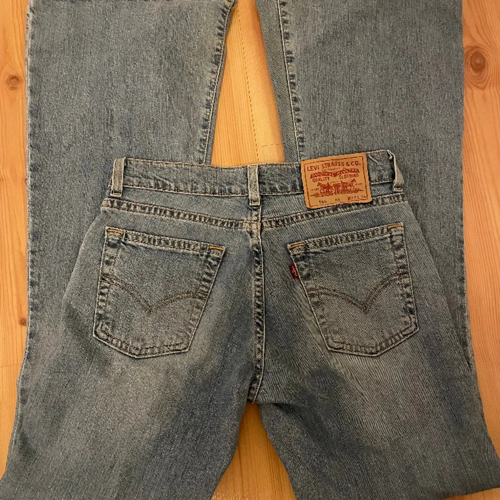 Super bra skick på byxorna dom är för stora för mig det är därför jag säljer dom, från levis 90s-80s tror jag. Fick dom från min faster så jag vet inte så mk. ( FÖRSTA BILDEN ÄR INTE MIN ). Jeans & Byxor.