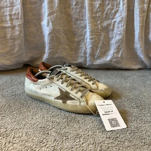 Golden Goose Skor  - Tja, säljer nu dessa sjukt fina Golden Goose skor som är perfekta till sommaren, säljer de pga för små. De sitter TTS, kvittot från Velstaire Collection finns kvar, plus tagen.  Hör av er vid frågor, pris kan diskuteras!