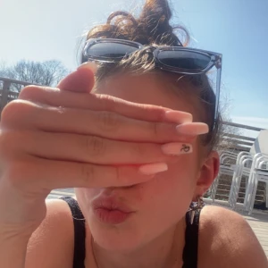 Solglasögon  - Solglasögon chimi liknande, använder dom int lika mkt längre, bra skick inga skador kontakta om ni vill ha fler bilder på glasögonen