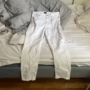 Gant jeans - Ett par snygga gant jeans i storlek w 29 och L 32 använda 1-2 gånger (nypris 1200 mitt pris 350) (finns att köpa med ett vit gant bälte för 100 kr) priset går att diskuteras vid snabb affär  (Skick 9,5/10)