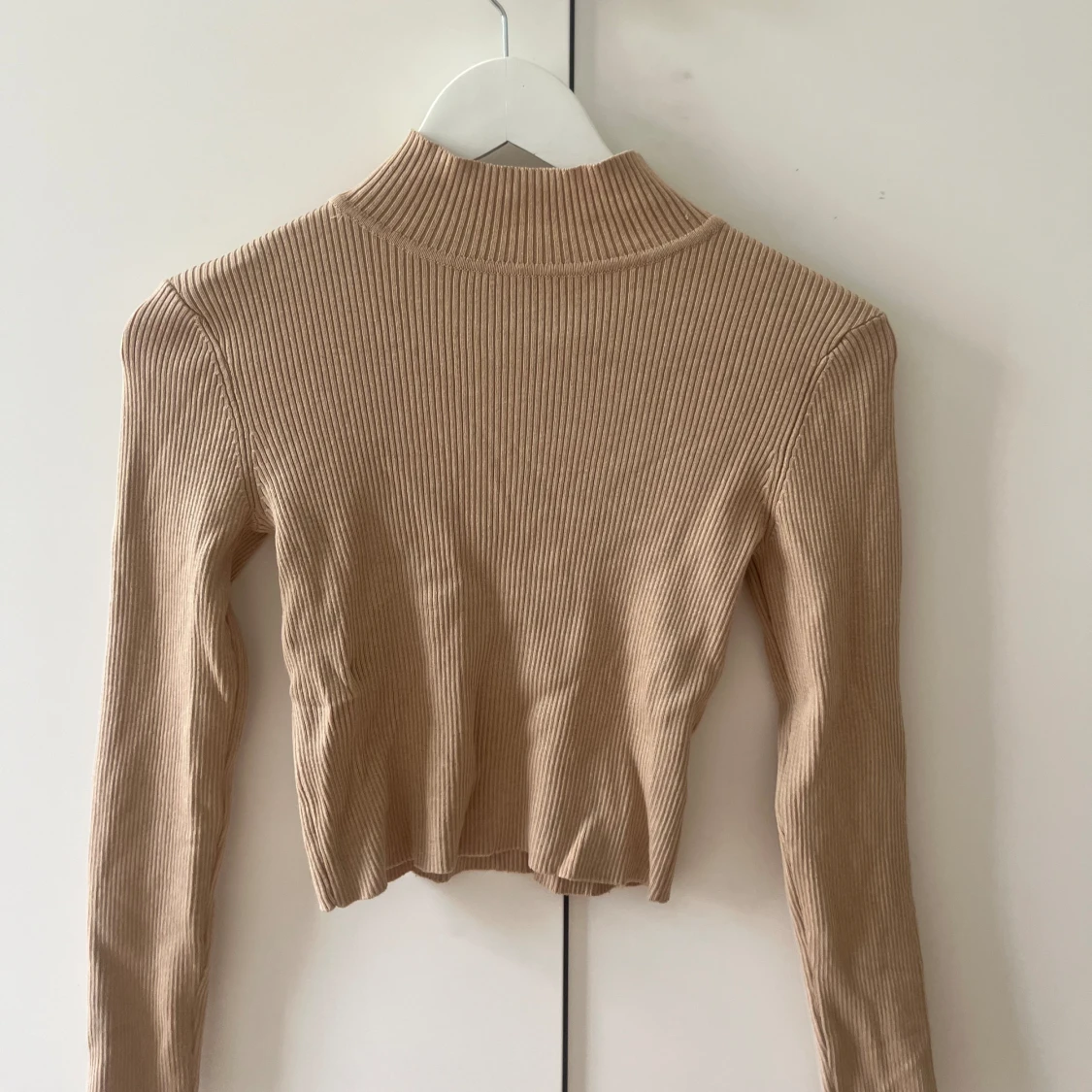 Beige halvpolo topp