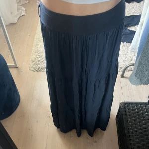 Långkjol  - En lång mörkblå kjol i bra skick. Köpt på marknad så det finns inget märke men väldigt skönt material. Väldigt strechigt material så passar typ alla i midjan men lite kort för mig som är 170. Skriv för fler bilder💞💞