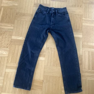 Jack & Jones Chris jeans  - Tja! Säljer dessa svarta Jack & Jones jeans i modellen Chris. De är i storlek 27 30 och är använda cirka 3 gånger så skicket är 10/10. Nypris på dessa är cirka 500 Kr men mitt pris är 80 Kr. Skriv gärna vid minsta fundering och priset kan diskuteras.