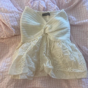 vit sommar topp  - En creme vit trendig topp nu till sommaren, aldrig använd! Passar Xxs, Xs och S