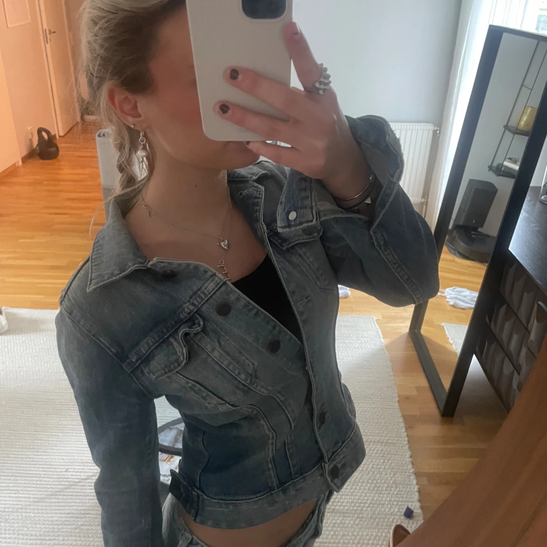 Säljer denna super fina jeansjackan från HM i storlek S, om ni är intresserade är det bara att skriva kring frågor💕💕 - 90