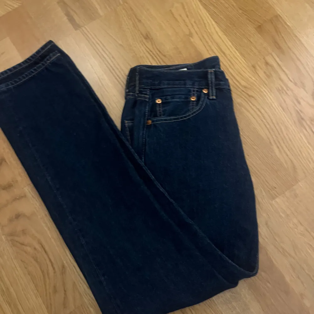 Mörka Levi’s jeans i storlek 28, 32 använder inte då jag har växt ut 10/10 skick. Hör av dig om du är intresserad!. Jeans & Byxor.