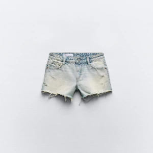 Zara jeansshorts  - Säljer de populära lågmidjade jeansshortsen från zara som är slutsålda i storlek 34. Oanvända med prislappen kvar då dom var för små för mig. Hör av dig för intresse eller mer information❤️