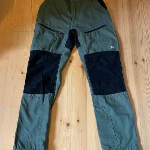 Outdoorbyxa - Säljer dom här byxorna för jag använder aldrig dom. Fick dom i julklapp men har aldrig använt dom! Original pris är 300.