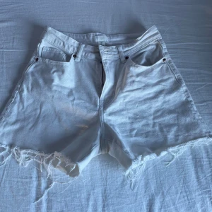 Vita highwaisted shorts - Vita shorts från H&M, nyskick men köpta förra året. Säljes pga att dom är lite för små. Strl 38