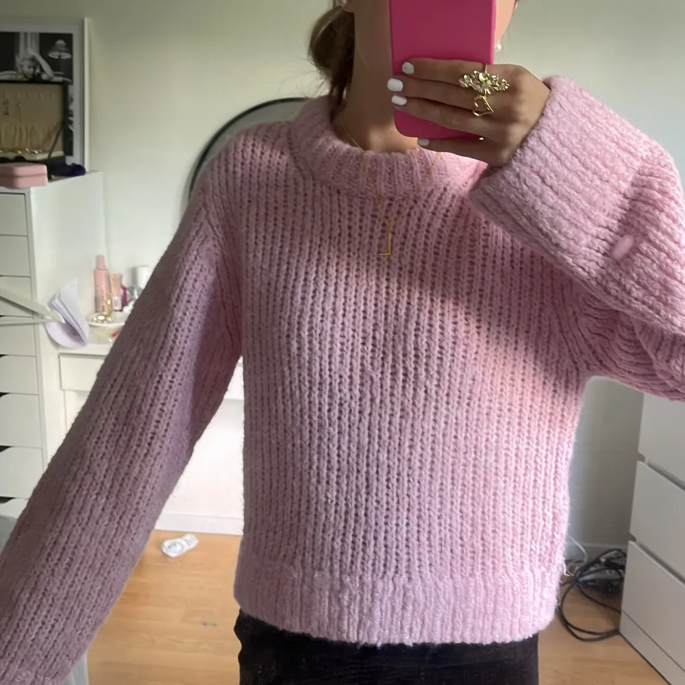 Söt ljusrosa stickad tröja från Weekday i stl xs. Neuleet.