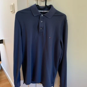 Tommy Hilfiger piké  - Säljer denna Tommy Hilfiger piken i bra skick. Storlek S och passar ungefär (155-170cm) Ny pris ca 1000 