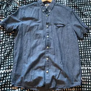 Skjorta köpt från esprit, står ej vilken storlek det är men känns som en storlek M. Använd ett fåtal gånger, nästan som ny.