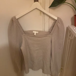 Stickad tröja med puffärmar - Supersöt stickad långärmad tröja med ”puffärmar”. Köpt hör på plick men säljer för att den inte passar💗skulle säga att den är storlek s-m