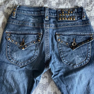 Lågmidjade jeans - Lågmidjade & flared jeans💗Trasig dragkedja, men det är inget som syns. 