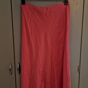 Lång kjol - En lång kjol me glansigt tyg (försökte visa de på sista bilden). Vet inte vad de är för märke, står bara "STOCKH LM" på lappen. Inte använd många gånger❤️