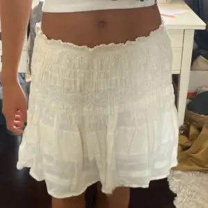 Jättesöt kjol från zara i storlek xs, skulle även säga att den passar s då det är stretchigt material 💕 den är lite vit/beige (första bilden är lånad)